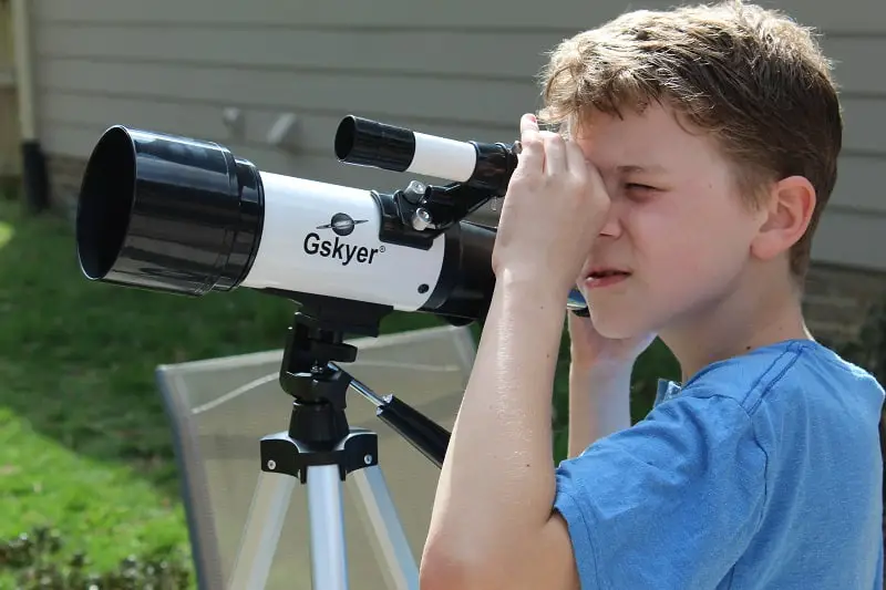 gskyer 70mm telescope with kid looking through finderscope